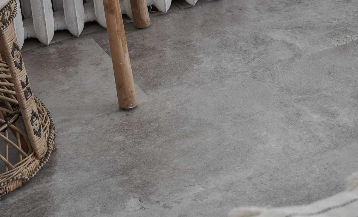 Кварцвиниловый SPC ламинат Vinilam Ceramo Stone Сланцевый Камень 61605 940×470×8 фото в интерьере