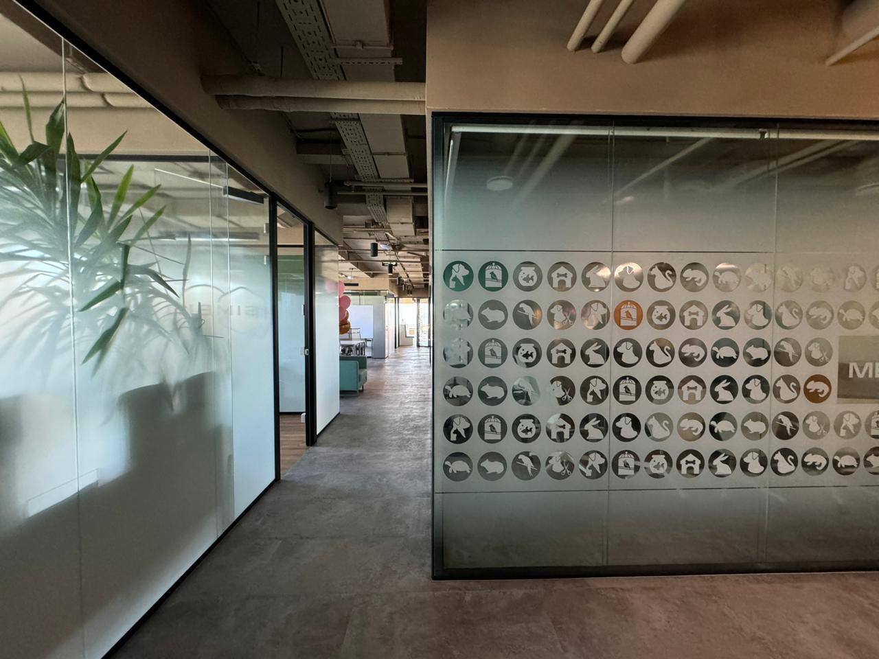 Кварцвиниловый SPC ламинат Vinilam Ceramo Stone Сланцевый Камень 61605 940×470×8 фото в интерьере