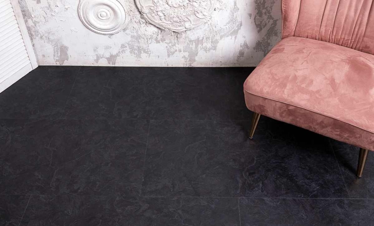 Кварцвиниловый SPC ламинат Vinilam Ceramo Stone Сланцевый Черный 61607 940×470×8 фото в интерьере