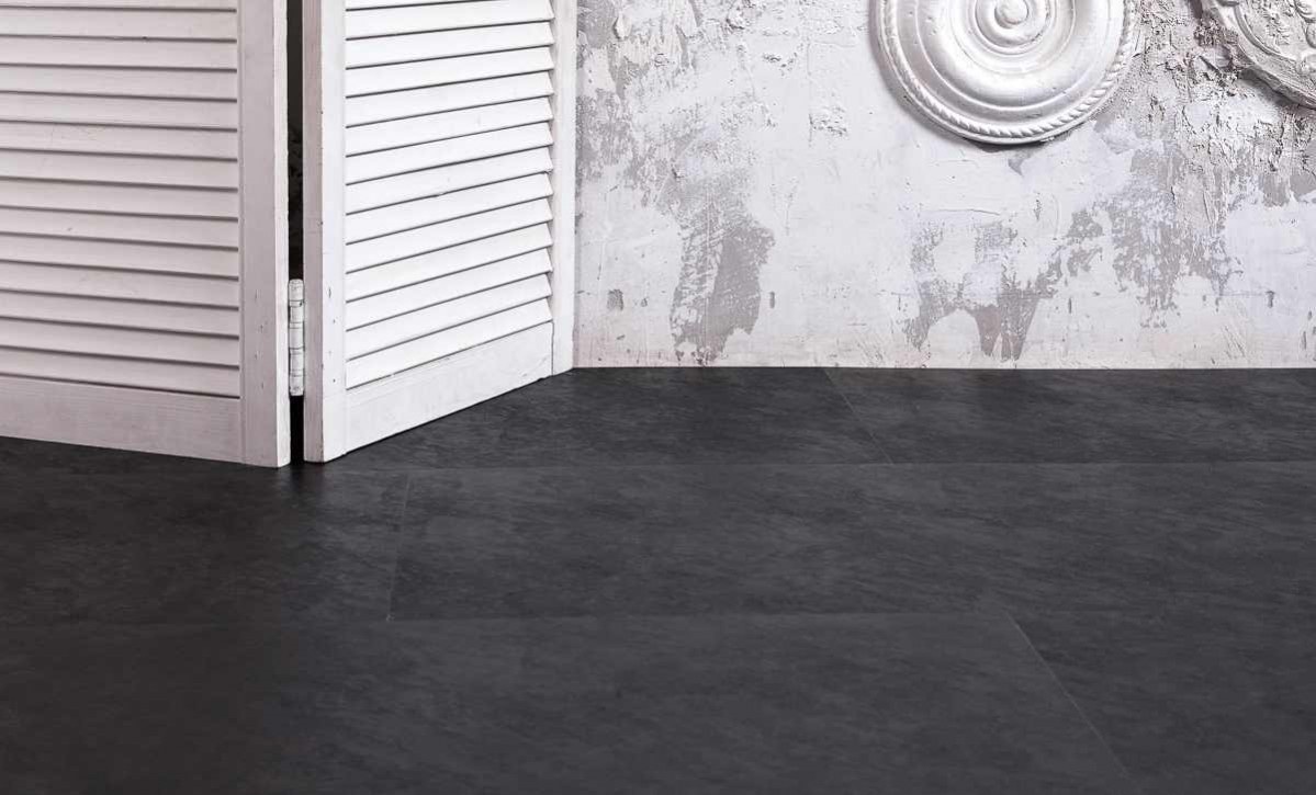 Кварцвиниловый SPC ламинат Vinilam Ceramo Stone Сланцевый Черный 61607 940×470×8 фото в интерьере