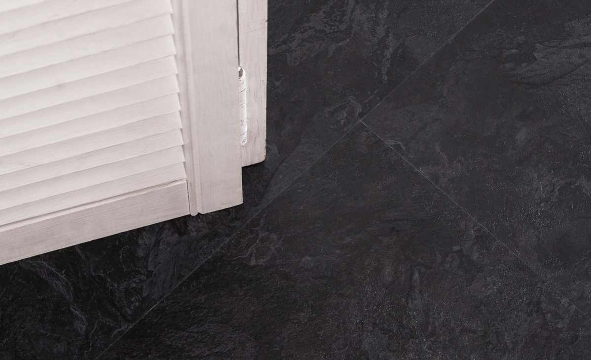 Кварцвиниловый SPC ламинат Vinilam Ceramo Stone Сланцевый Черный 61607 940×470×8 фото в интерьере