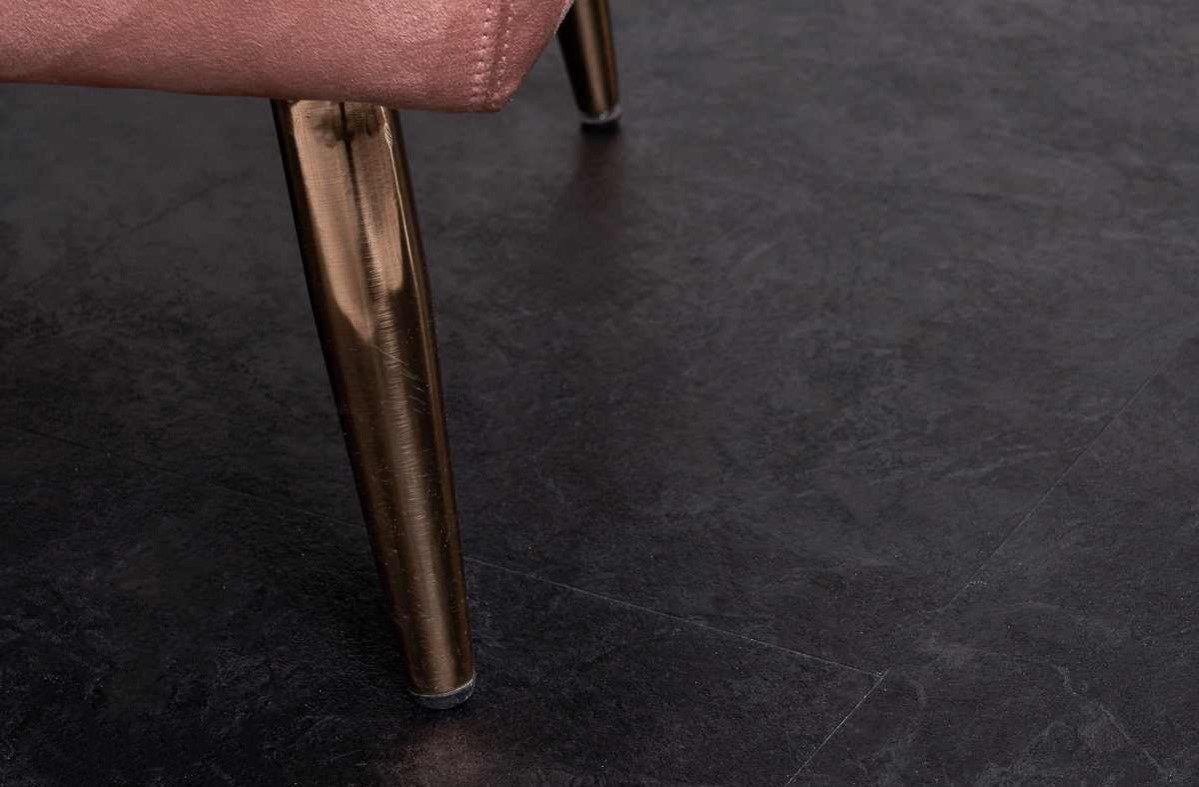 Кварцвиниловый SPC ламинат Vinilam Ceramo Stone Сланцевый Черный 61607 940×470×8 фото в интерьере