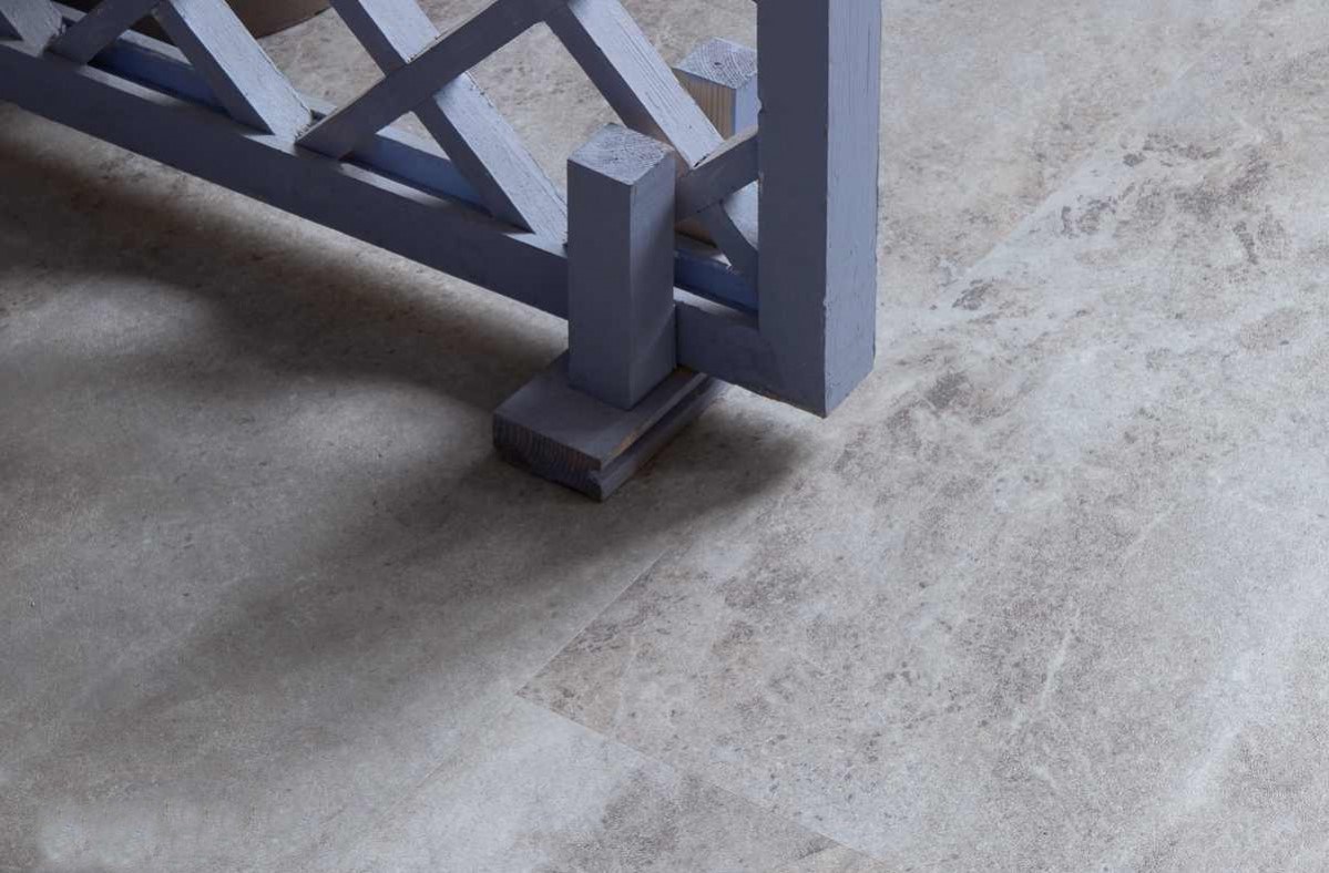 Кварцвиниловый SPC ламинат Vinilam Ceramo Stone Натуральный Камень 61608 940×470×8 фото в интерьере