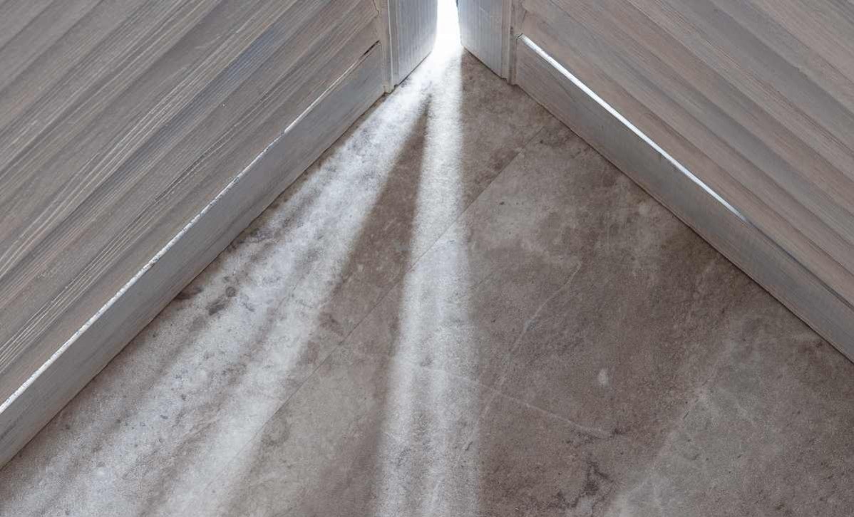 Кварцвиниловый SPC ламинат Vinilam Ceramo Stone Натуральный Камень 61608 940×470×8 фото в интерьере