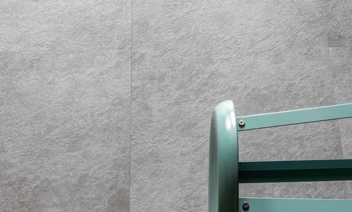 Кварцвиниловый SPC ламинат Vinilam Ceramo Stone Цемент 61609 940×470×8 фото в интерьере