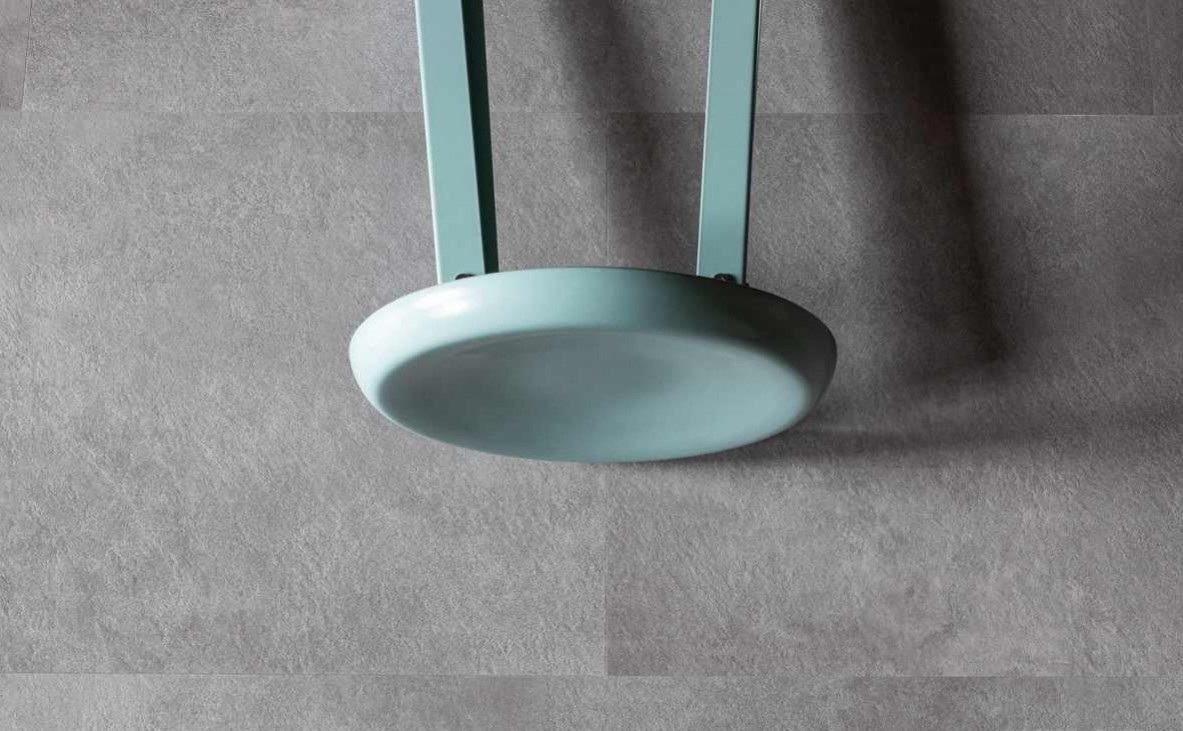 Кварцвиниловый SPC ламинат Vinilam Ceramo Stone Цемент 61609 940×470×8 фото в интерьере