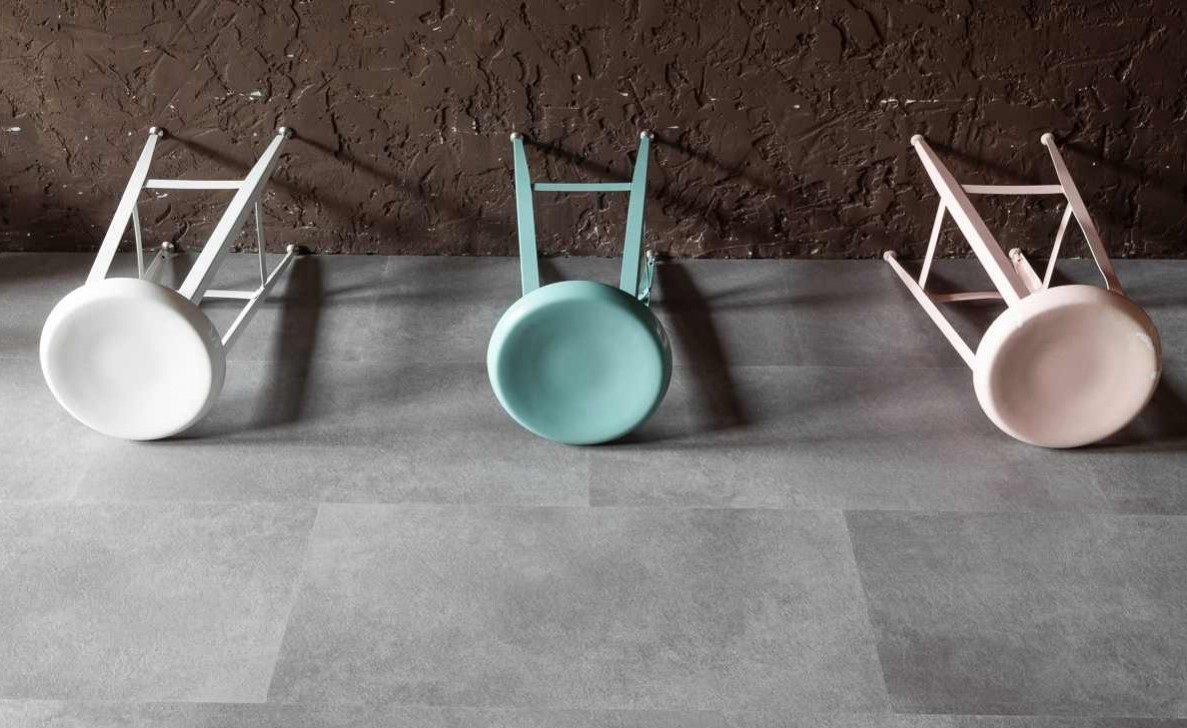 Кварцвиниловый SPC ламинат Vinilam Ceramo Stone Цемент 61609 940×470×8 фото в интерьере