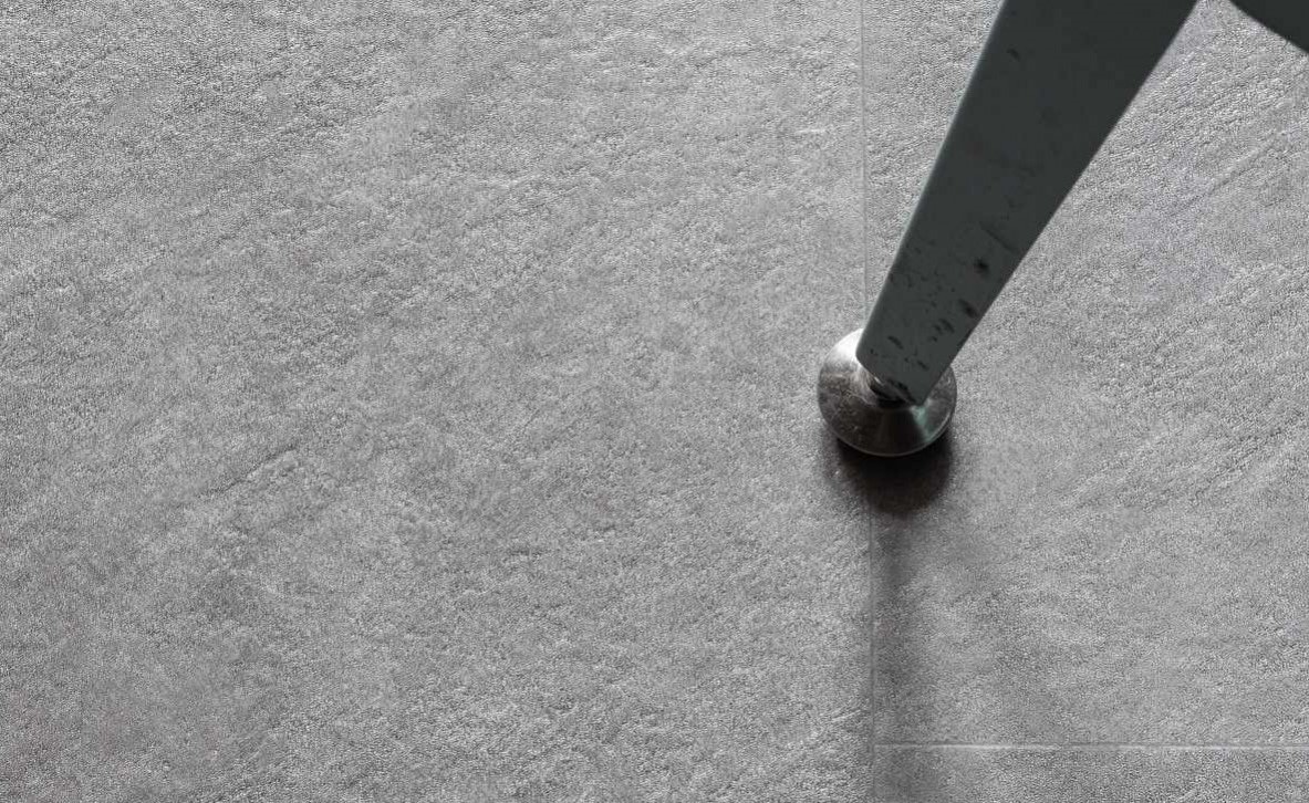 Кварцвиниловый SPC ламинат Vinilam Ceramo Stone Цемент 61609 940×470×8 фото в интерьере