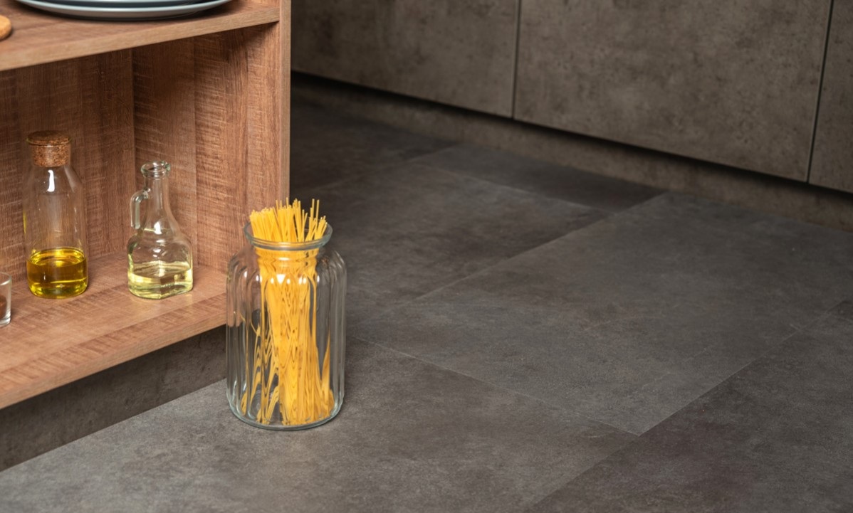 Кварцвиниловый SPC ламинат Vinilam Ceramo Stone Цемент Cтальной 71610 940×470×8 фото в интерьере