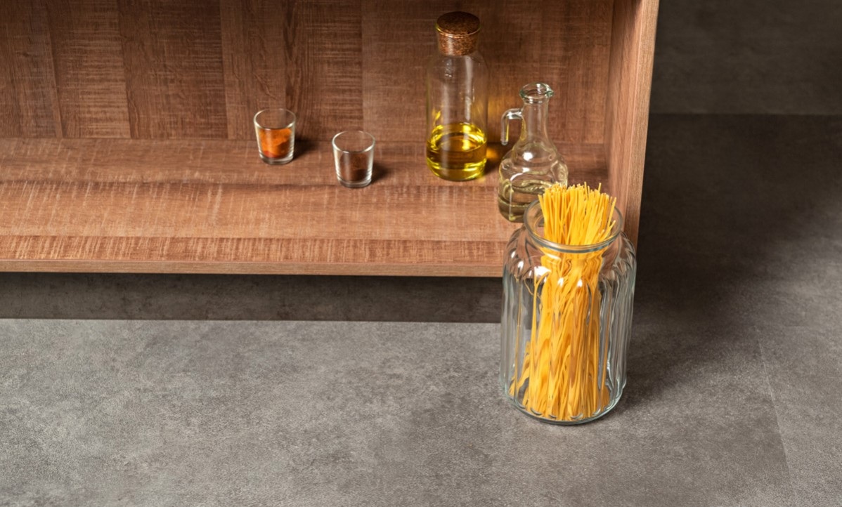 Кварцвиниловый SPC ламинат Vinilam Ceramo Stone Цемент Cтальной 71610 940×470×8 фото в интерьере