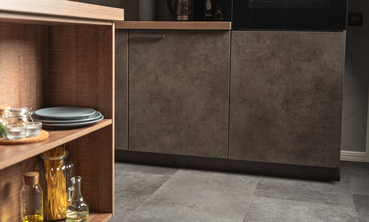 Кварцвиниловый SPC ламинат Vinilam Ceramo Stone Цемент Cтальной 71610 940×470×8 фото в интерьере