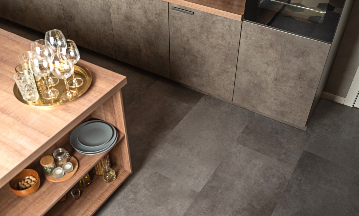 Кварцвиниловый SPC ламинат Vinilam Ceramo Stone Цемент Cтальной 71610 940×470×8 фото в интерьере