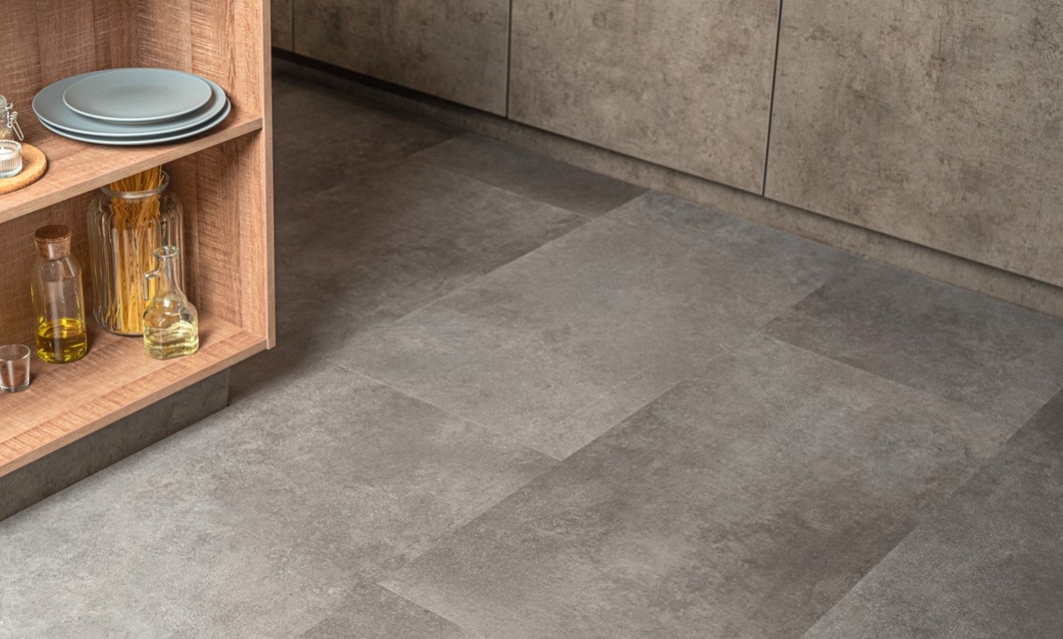 Кварцвиниловый SPC ламинат Vinilam Ceramo Stone Цемент Cтальной 71610 940×470×8 фото в интерьере