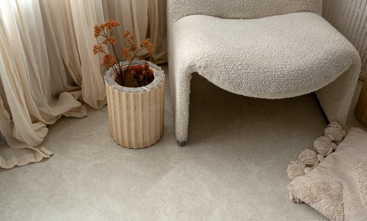 Кварцвиниловый SPC ламинат Vinilam Ceramo Stone Тихая Бухта 71612 940×470×8 фото в интерьере