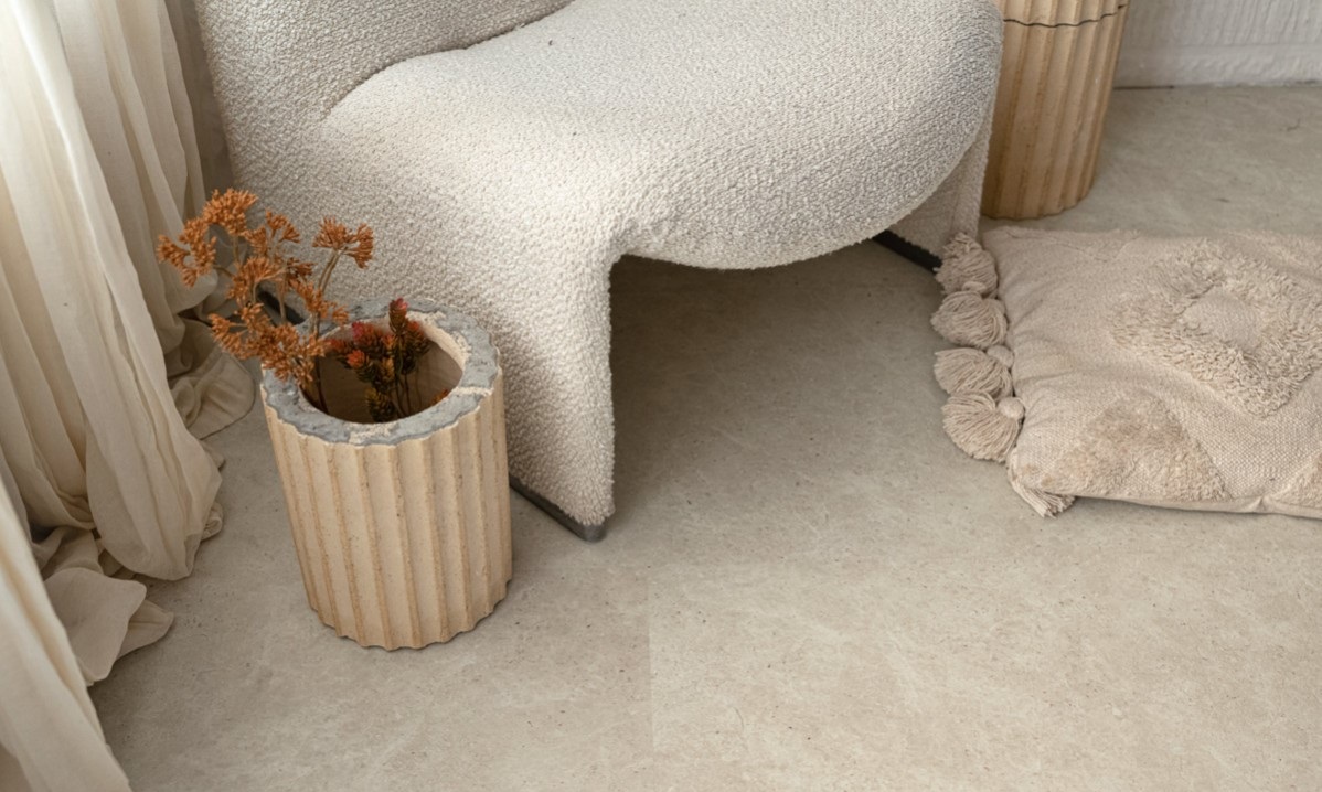 Кварцвиниловый SPC ламинат Vinilam Ceramo Stone Тихая Бухта 71612 940×470×8 фото в интерьере