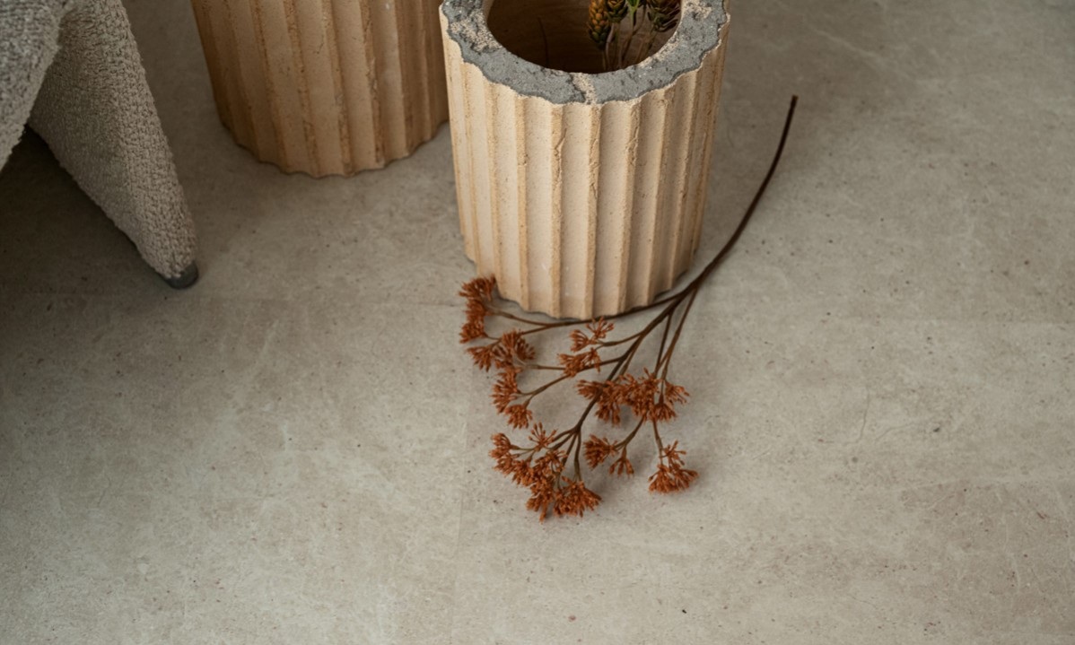 Кварцвиниловый SPC ламинат Vinilam Ceramo Stone Тихая Бухта 71612 940×470×8 фото в интерьере