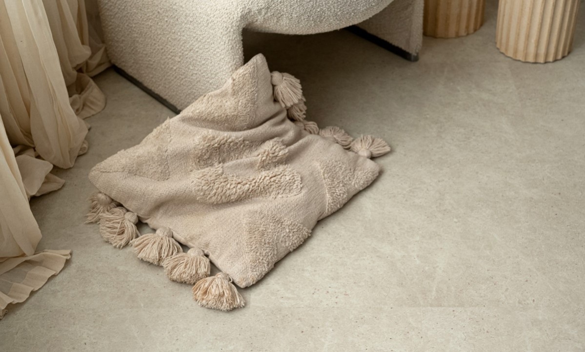 Кварцвиниловый SPC ламинат Vinilam Ceramo Stone Тихая Бухта 71612 940×470×8 фото в интерьере