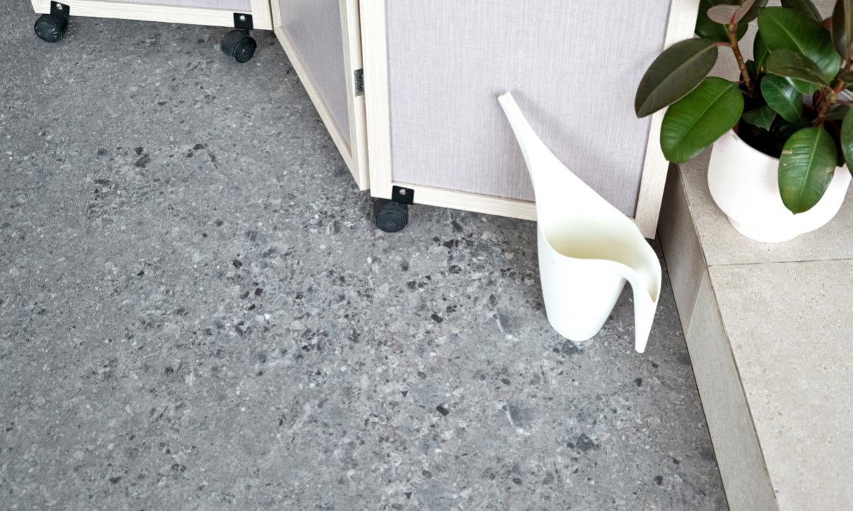 Кварцвиниловый SPC ламинат Vinilam Ceramo Stone Терраццо 71613 940×470×8 фото в интерьере