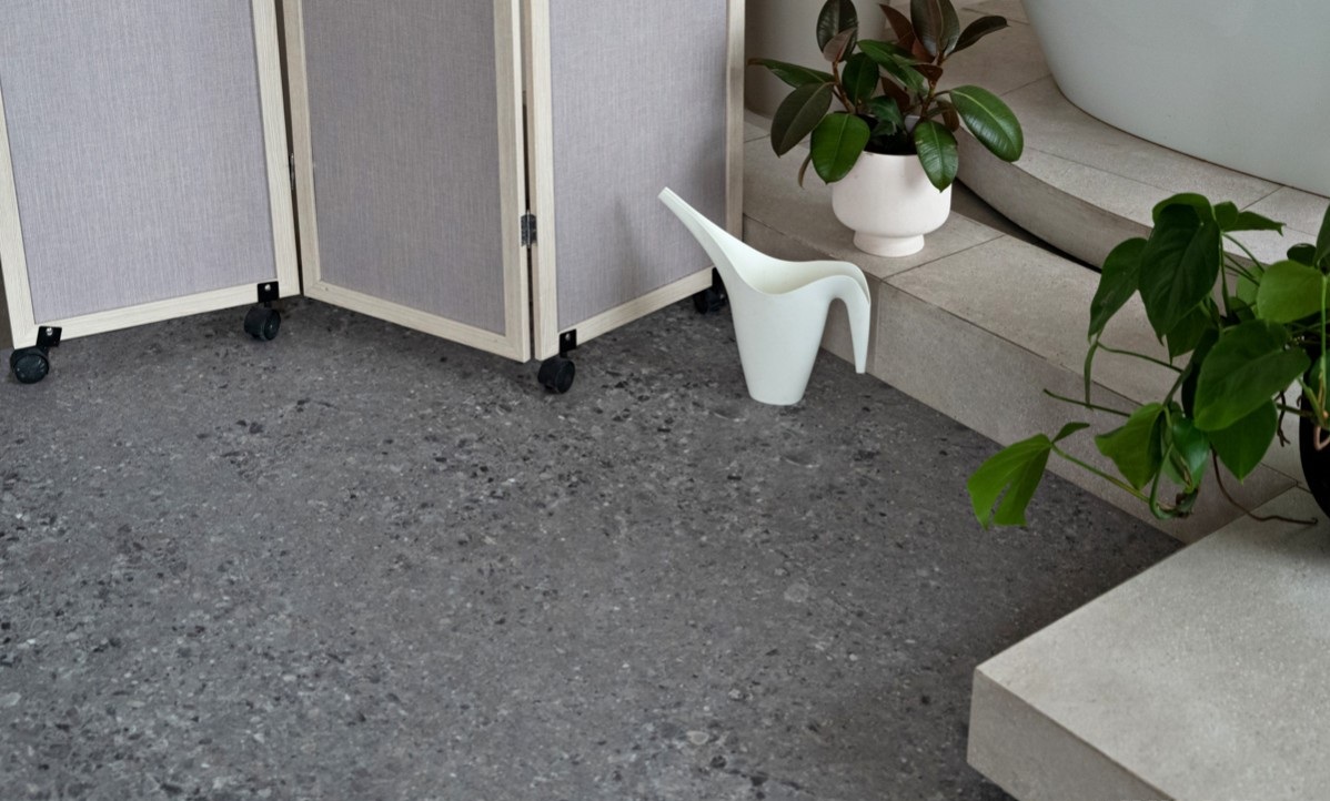 Кварцвиниловый SPC ламинат Vinilam Ceramo Stone Терраццо 71613 940×470×8 фото в интерьере