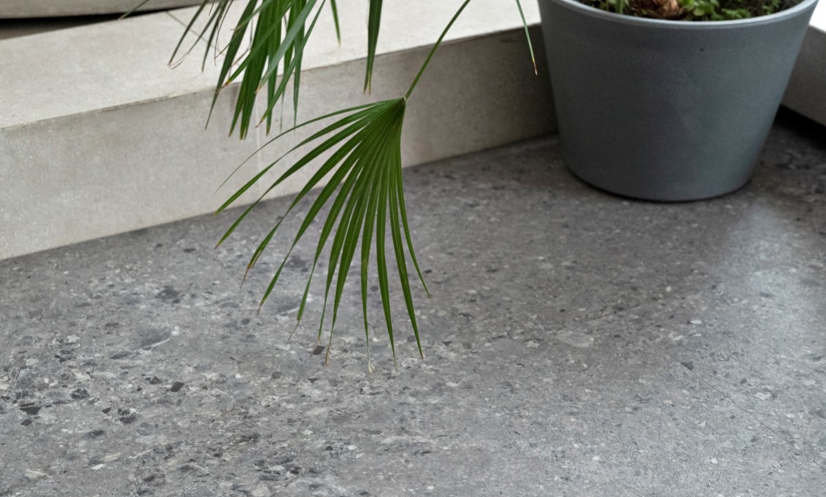 Кварцвиниловый SPC ламинат Vinilam Ceramo Stone Терраццо 71613 940×470×8 фото в интерьере