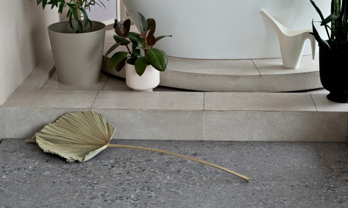 Кварцвиниловый SPC ламинат Vinilam Ceramo Stone Терраццо 71613 940×470×8 фото в интерьере