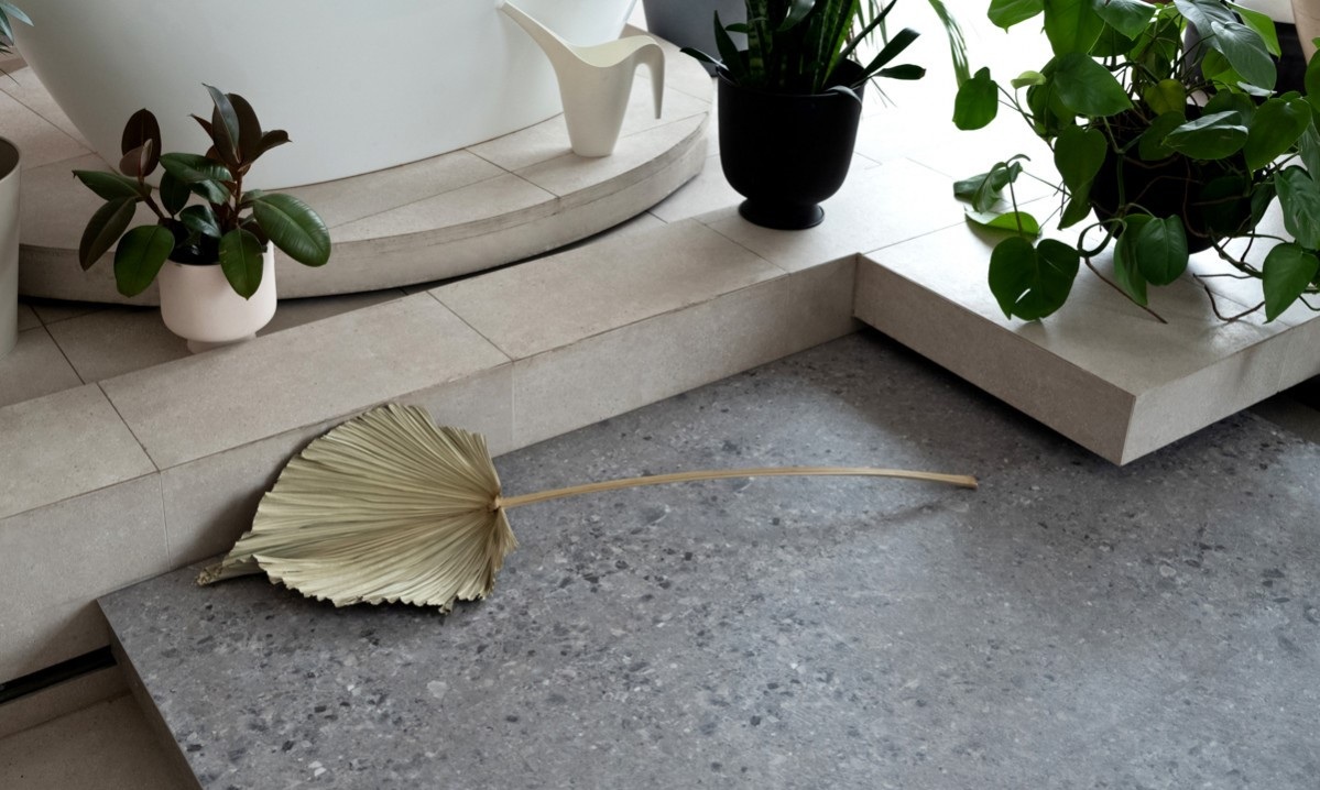 Кварцвиниловый SPC ламинат Vinilam Ceramo Stone Терраццо 71613 940×470×8 фото в интерьере