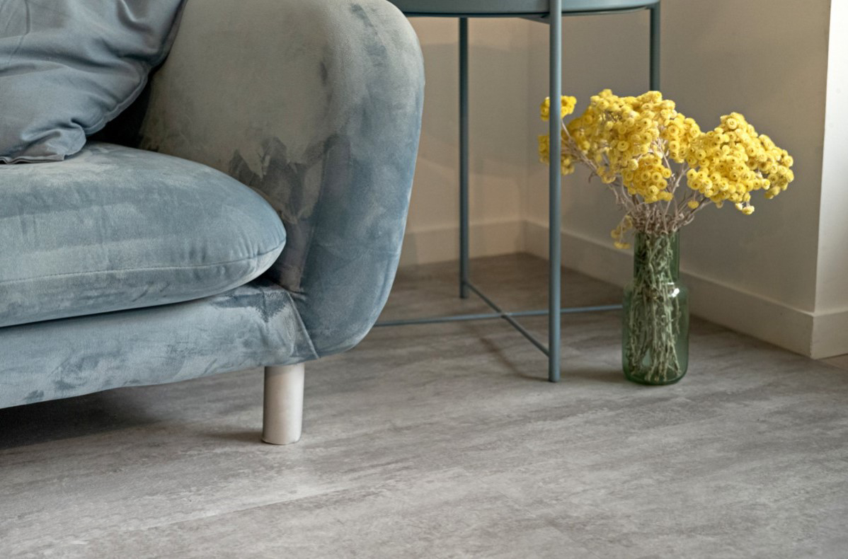 Кварцвиниловый SPC ламинат Vinilam Ceramo Stone Цемент Светлый 71614 940×470×8 фото в интерьере