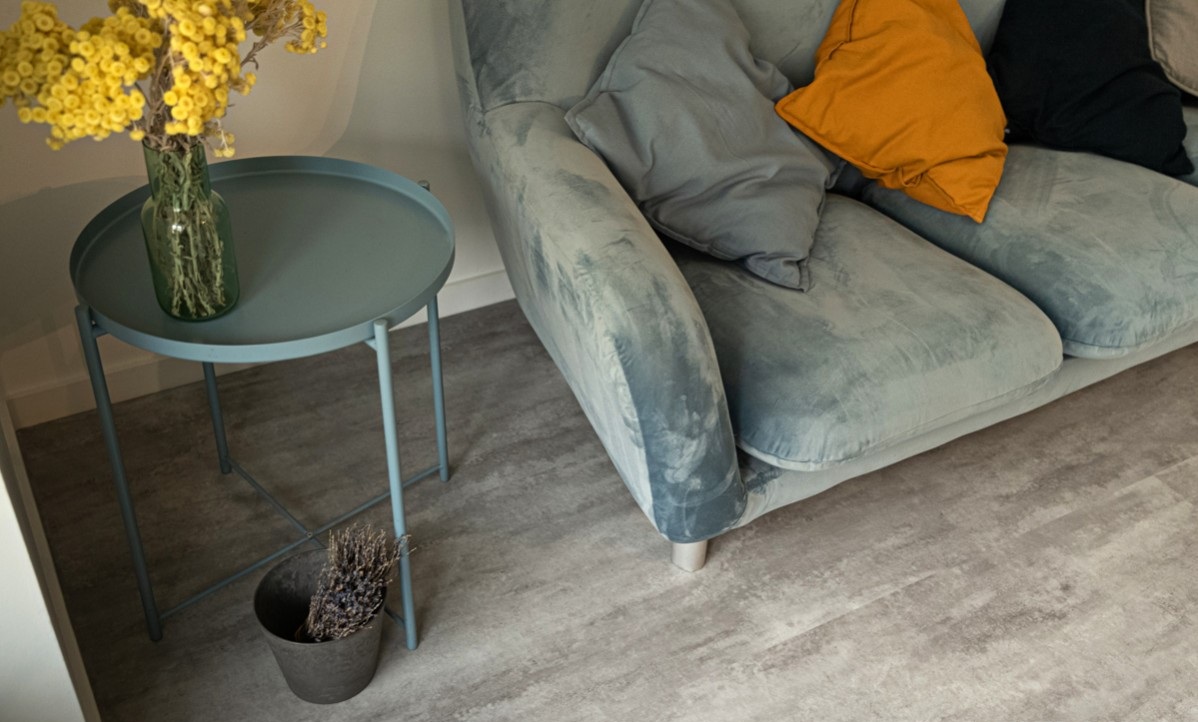 Кварцвиниловый SPC ламинат Vinilam Ceramo Stone Цемент Светлый 71614 940×470×8 фото в интерьере