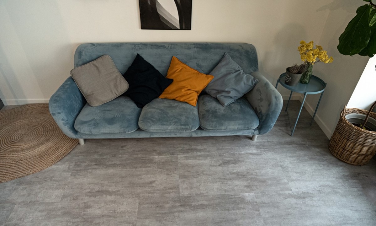 Кварцвиниловый SPC ламинат Vinilam Ceramo Stone Цемент Светлый 71614 940×470×8 фото в интерьере