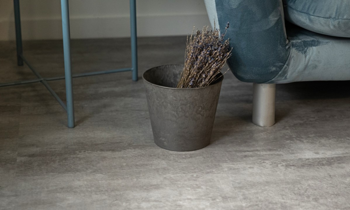 Кварцвиниловый SPC ламинат Vinilam Ceramo Stone Цемент Светлый 71614 940×470×8 фото в интерьере