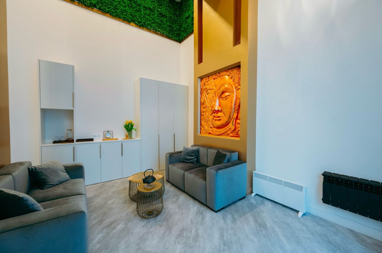 Кварцвиниловый SPC ламинат Vinilam Ceramo Stone Цемент Светлый 71614 940×470×8 фото в интерьере