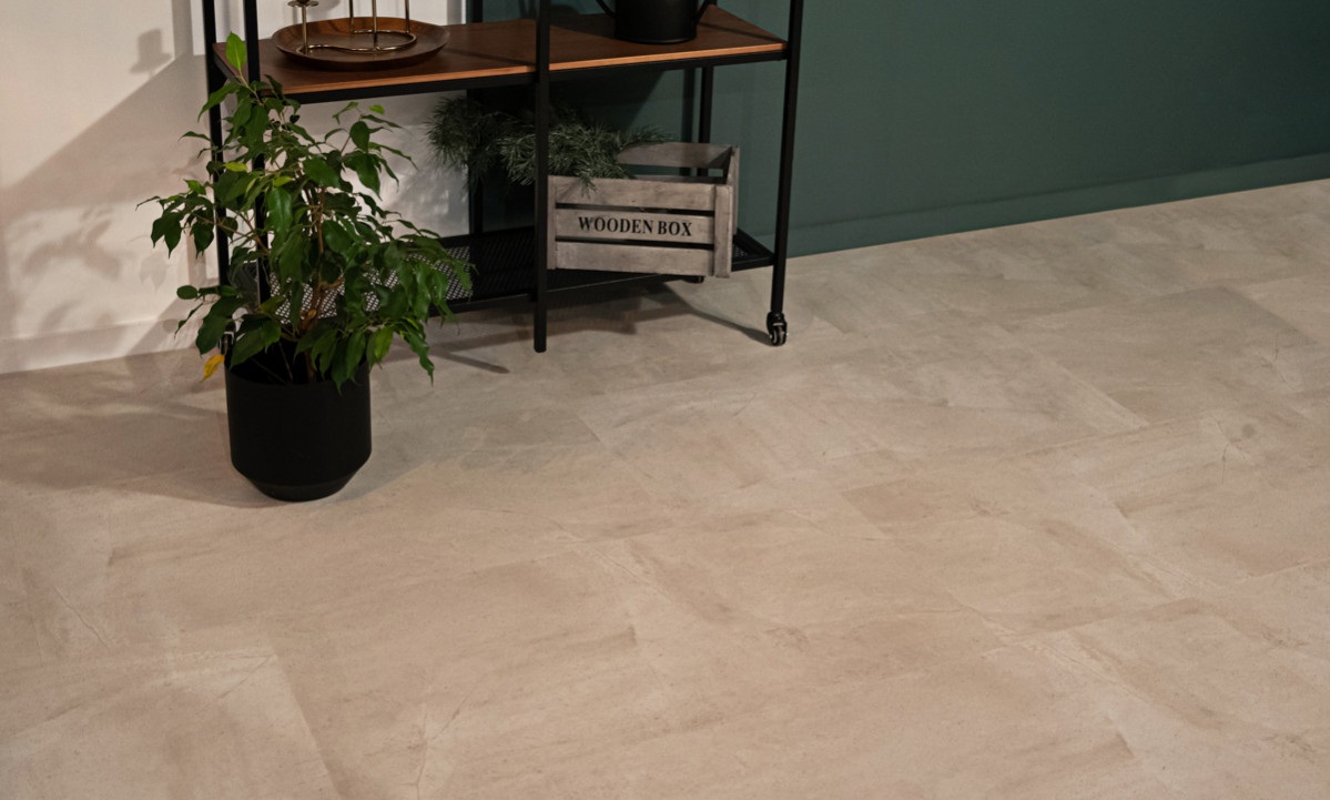 Кварцвиниловый SPC ламинат Vinilam Ceramo Stone Бетон Белый 71615 940×470×8 фото в интерьере