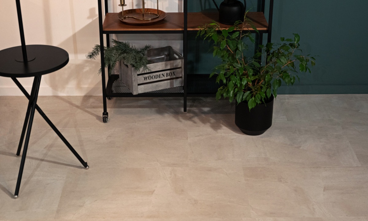 Кварцвиниловый SPC ламинат Vinilam Ceramo Stone Бетон Белый 71615 940×470×8 фото в интерьере