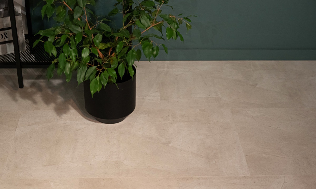 Кварцвиниловый SPC ламинат Vinilam Ceramo Stone Бетон Белый 71615 940×470×8 фото в интерьере