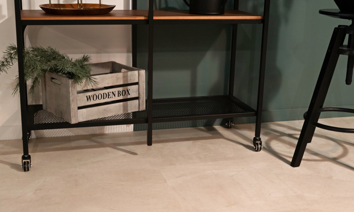 Кварцвиниловый SPC ламинат Vinilam Ceramo Stone Бетон Белый 71615 940×470×8 фото в интерьере