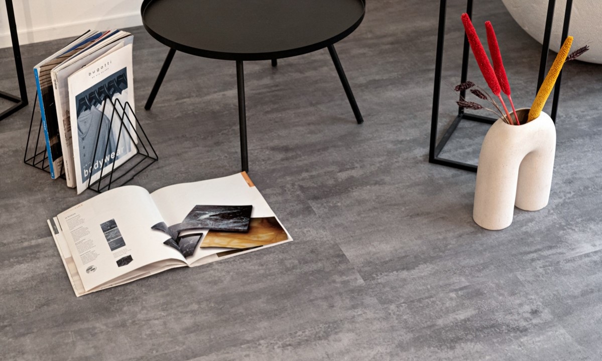 Кварцвиниловый SPC ламинат Vinilam Ceramo Stone Цемент Серый 71616 940×470×8 фото в интерьере