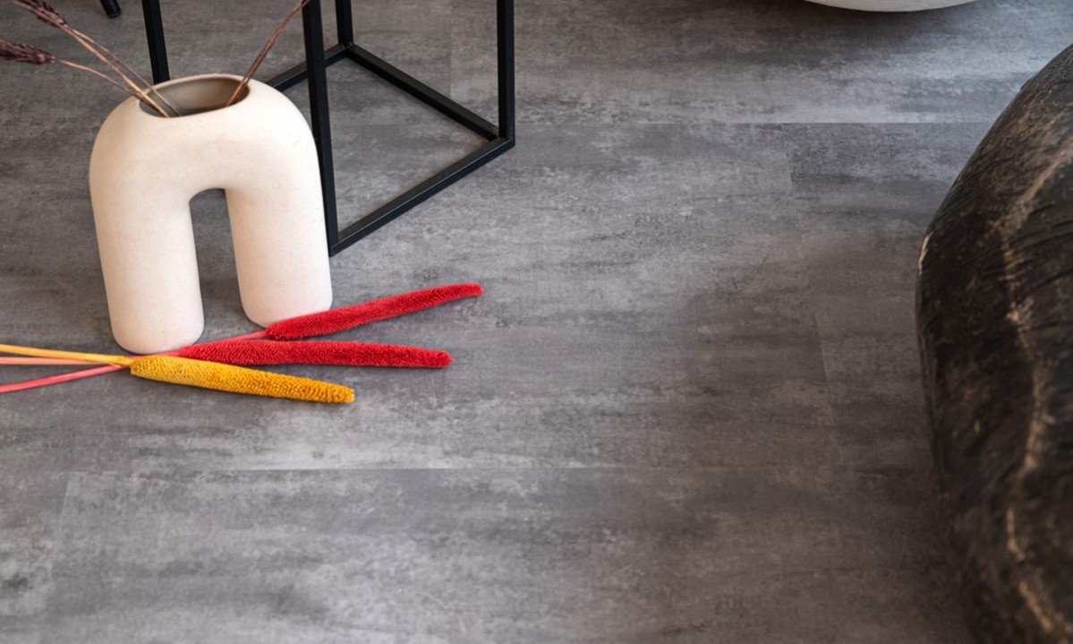 Кварцвиниловый SPC ламинат Vinilam Ceramo Stone Цемент Серый 71616 940×470×8 фото в интерьере