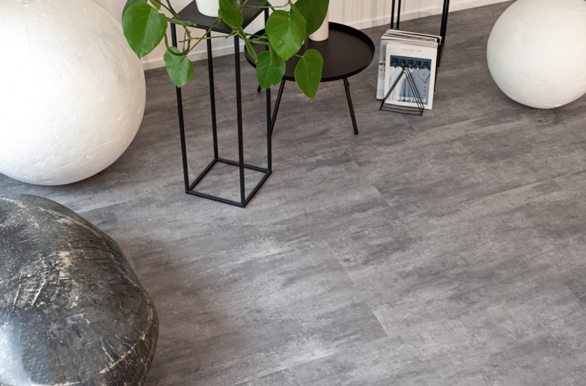 Кварцвиниловый SPC ламинат Vinilam Ceramo Stone Цемент Серый 71616 940×470×8 фото в интерьере