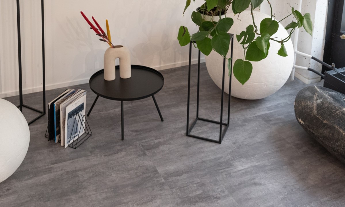 Кварцвиниловый SPC ламинат Vinilam Ceramo Stone Цемент Серый 71616 940×470×8 фото в интерьере