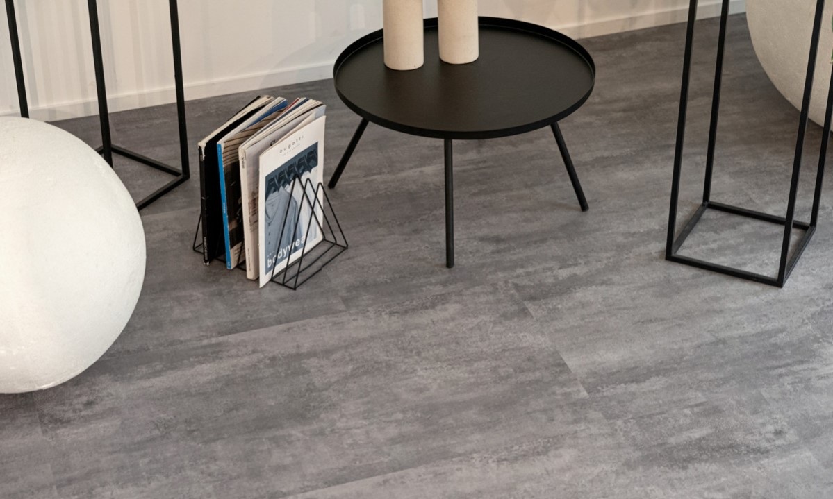 Кварцвиниловый SPC ламинат Vinilam Ceramo Stone Цемент Серый 71616 940×470×8 фото в интерьере