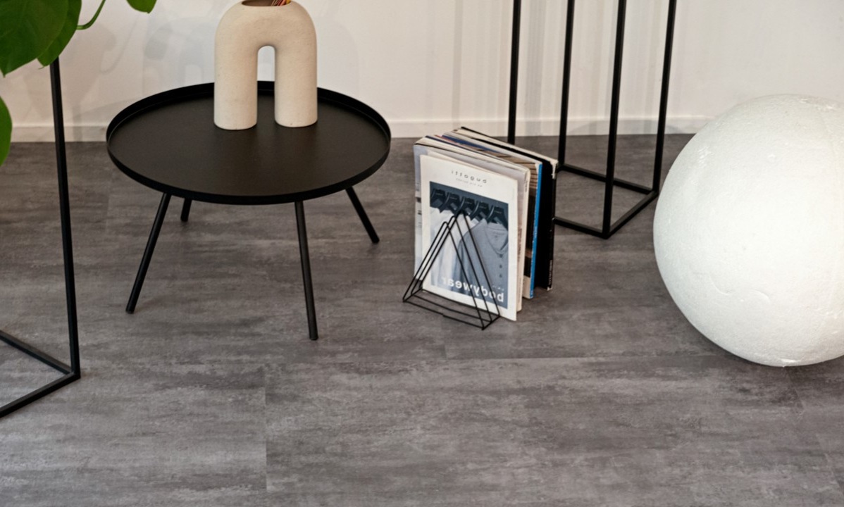 Кварцвиниловый SPC ламинат Vinilam Ceramo Stone Цемент Серый 71616 940×470×8 фото в интерьере