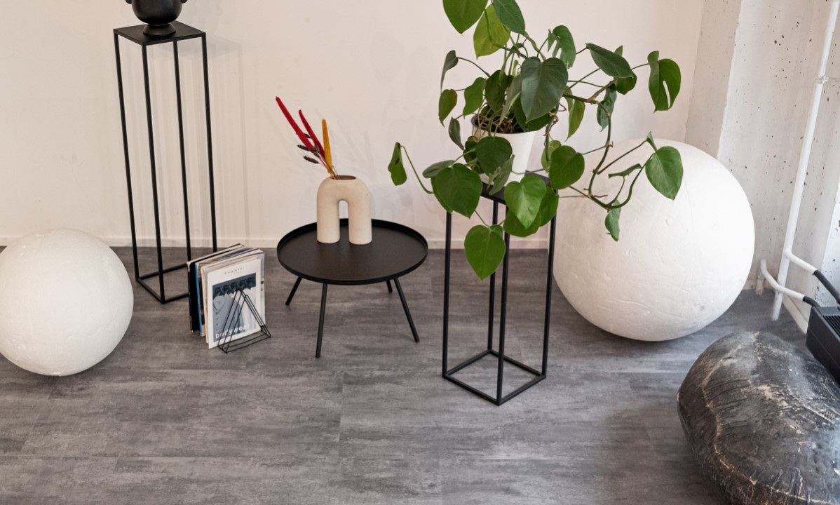 Кварцвиниловый SPC ламинат Vinilam Ceramo Stone Цемент Серый 71616 940×470×8 фото в интерьере