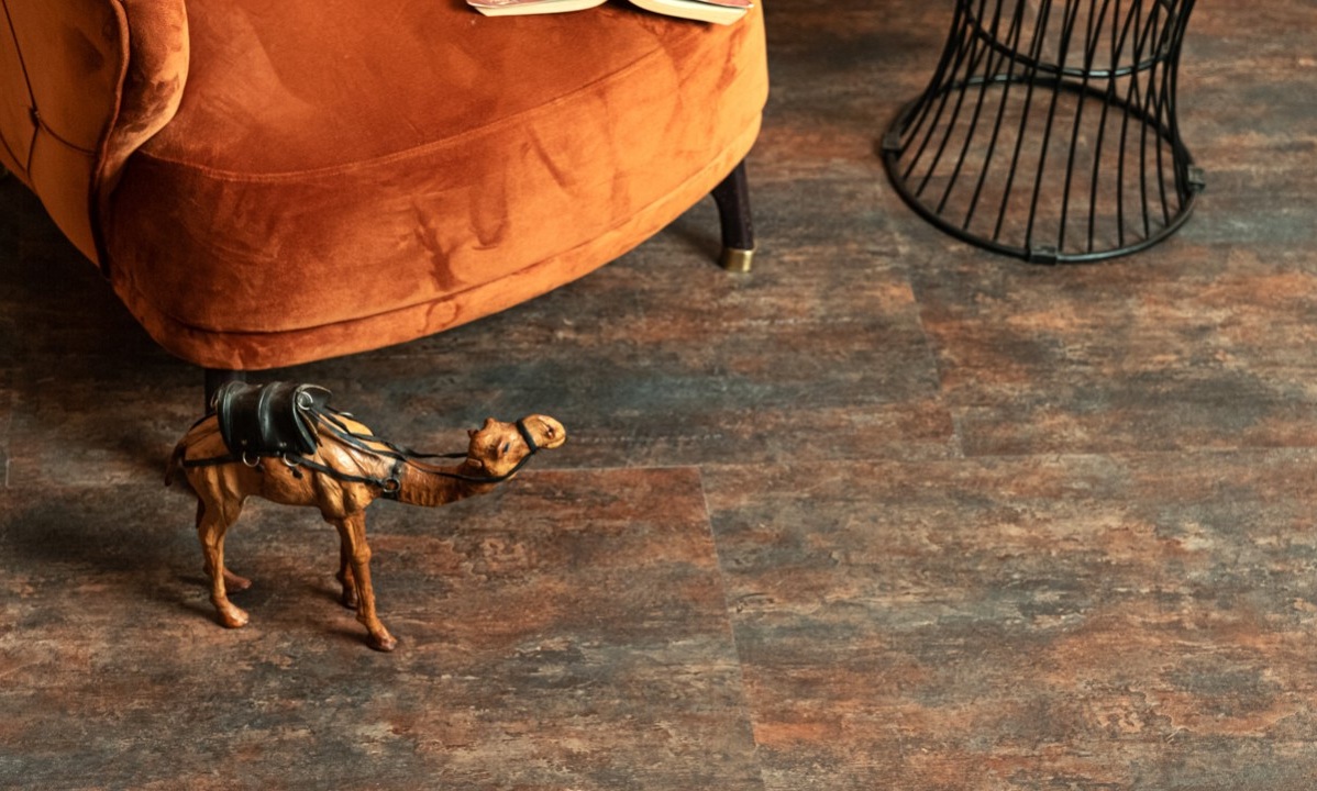 Кварцвиниловый SPC ламинат Vinilam Ceramo Stone Керамическая Сталь 71617 940×470×8 фото в интерьере