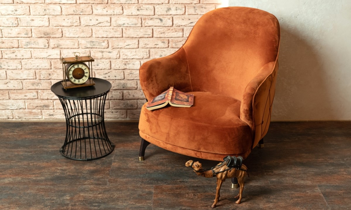 Кварцвиниловый SPC ламинат Vinilam Ceramo Stone Керамическая Сталь 71617 940×470×8 фото в интерьере