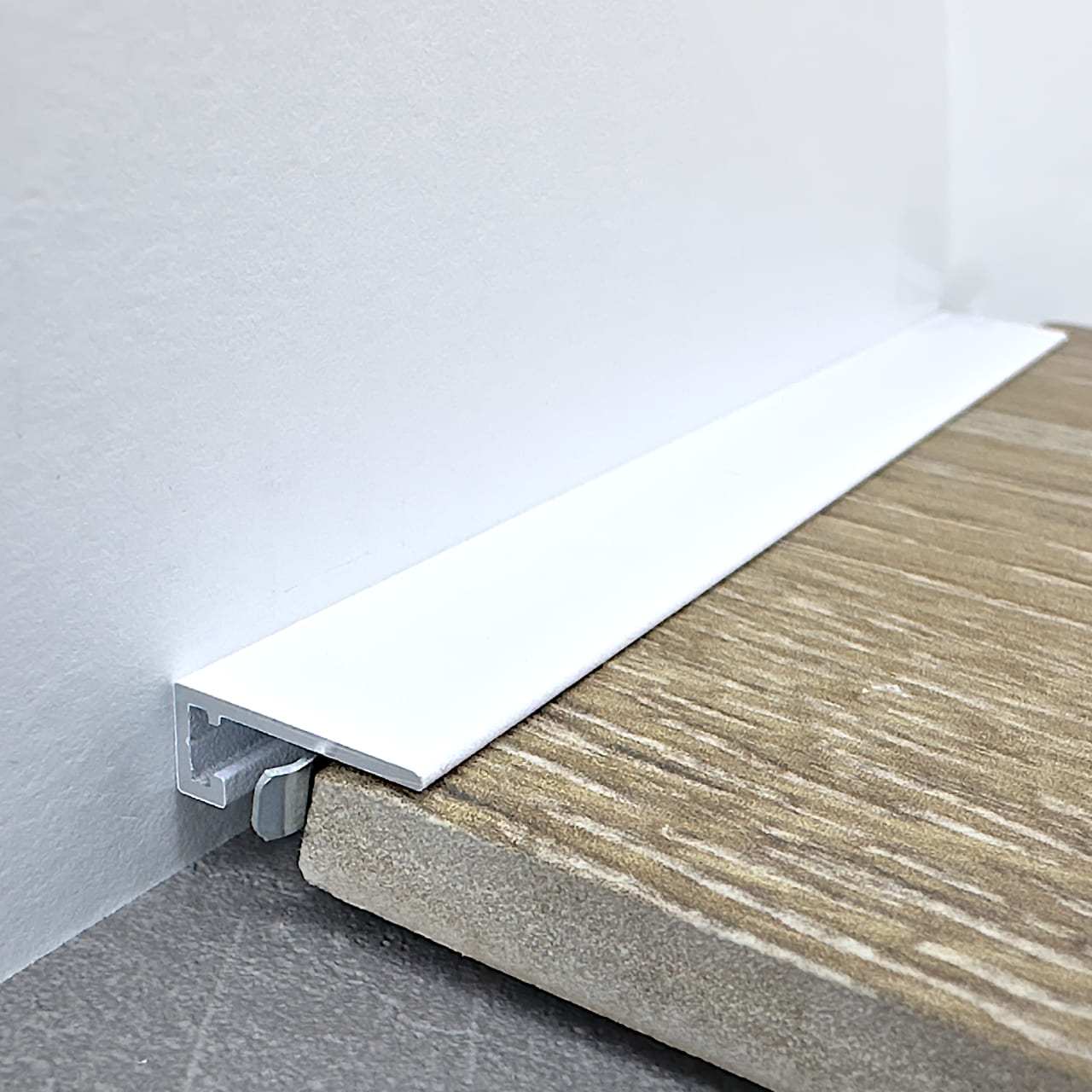 Микроплинтус алюминиевый TeckWood М-6 Белый Муар RAL 9016 2000×6×15