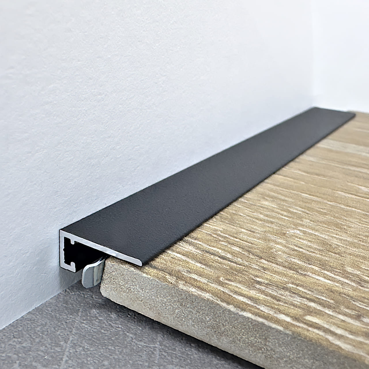 Микроплинтус алюминиевый TeckWood М-6 Черный Муар RAL 9005 2000×6×15 Микроплинтус алюминиевый TeckWood М-6 Черный Муар RAL 9005 2000×6×15