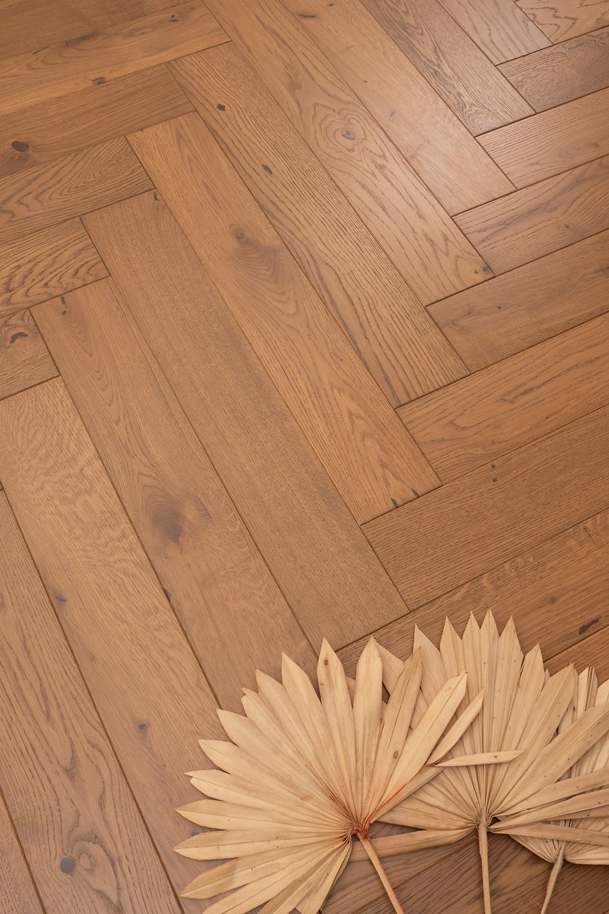 Инженерная доска Polarwood Herringbone Дуб Taman 1019ACHB8TAMA124 робуст венгерская елка 600×100×14 фото в интерьере