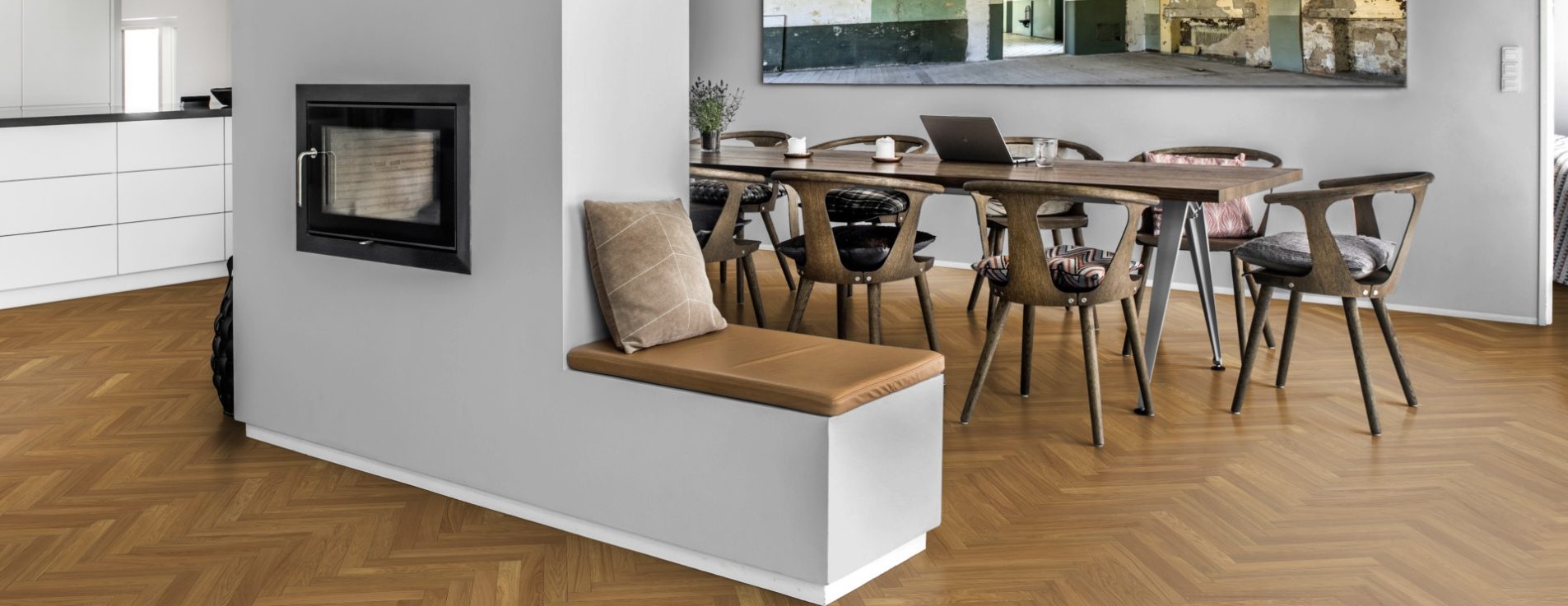 Инженерная доска Kahrs Дуб AB Natural 111PABEKF0KE600 Calm венгерская елка 600×120×11 фото в интерьере