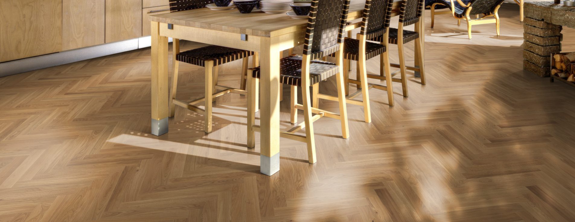 Инженерная доска Kahrs Дуб CD Natural 111PCDEKF0KE600 Lively венгерская елка 600×120×11 фото в интерьере