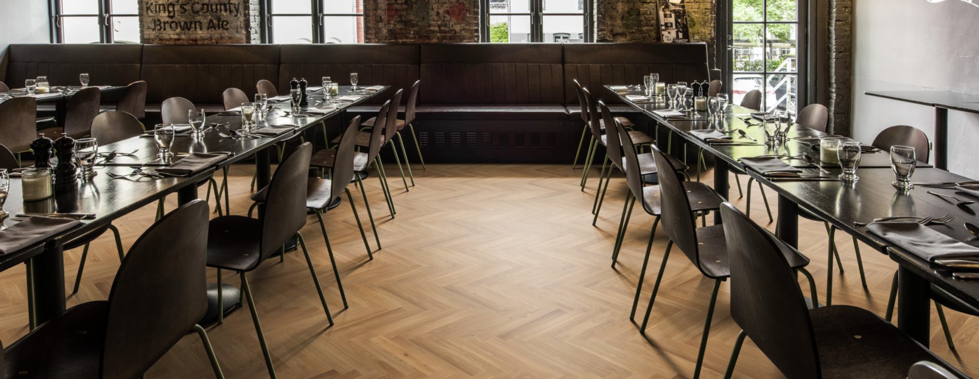 Инженерная доска Kahrs Дуб CD Natural 111PCDEKF0KE600 Lively венгерская елка 600×120×11 фото в интерьере